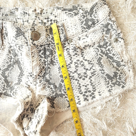SEVEN7 Snakeskin Low-rise Denim Shorts, Size 26 - Picture 6 of 9